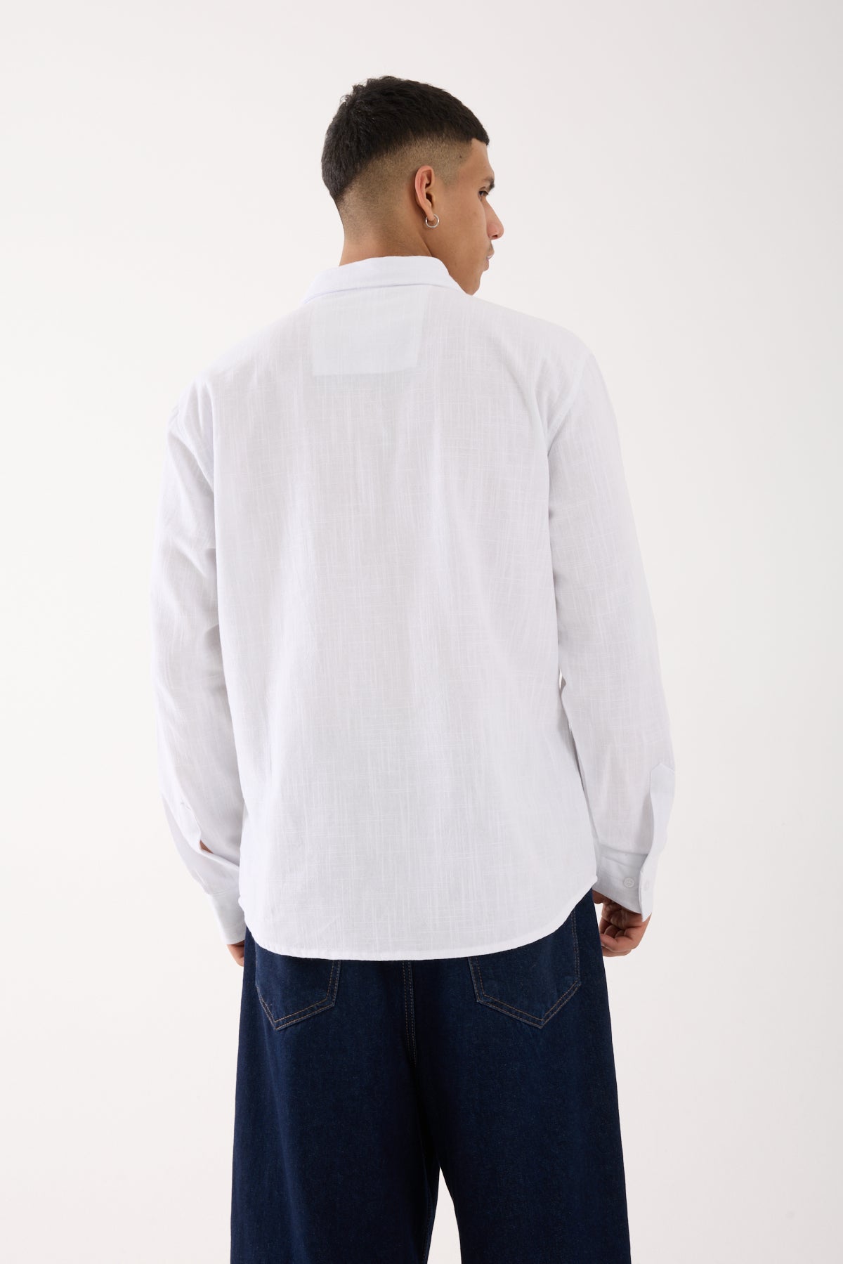 color:white