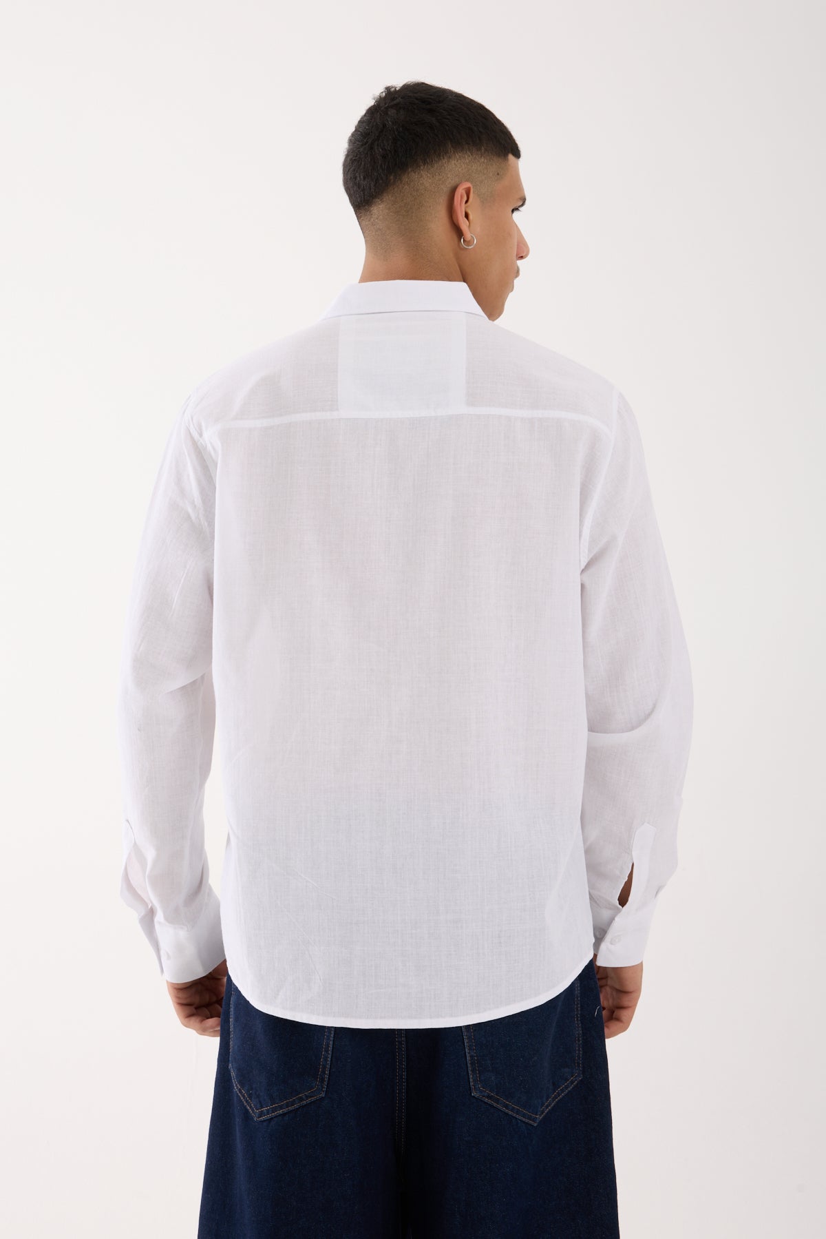 color:white