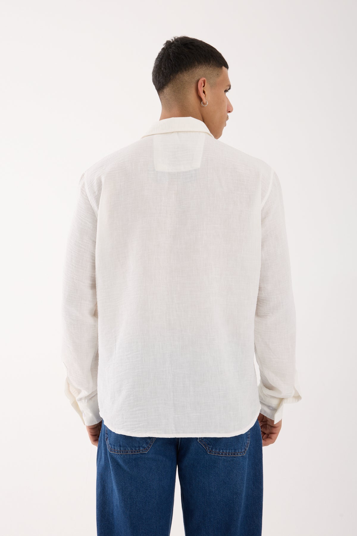 color:white