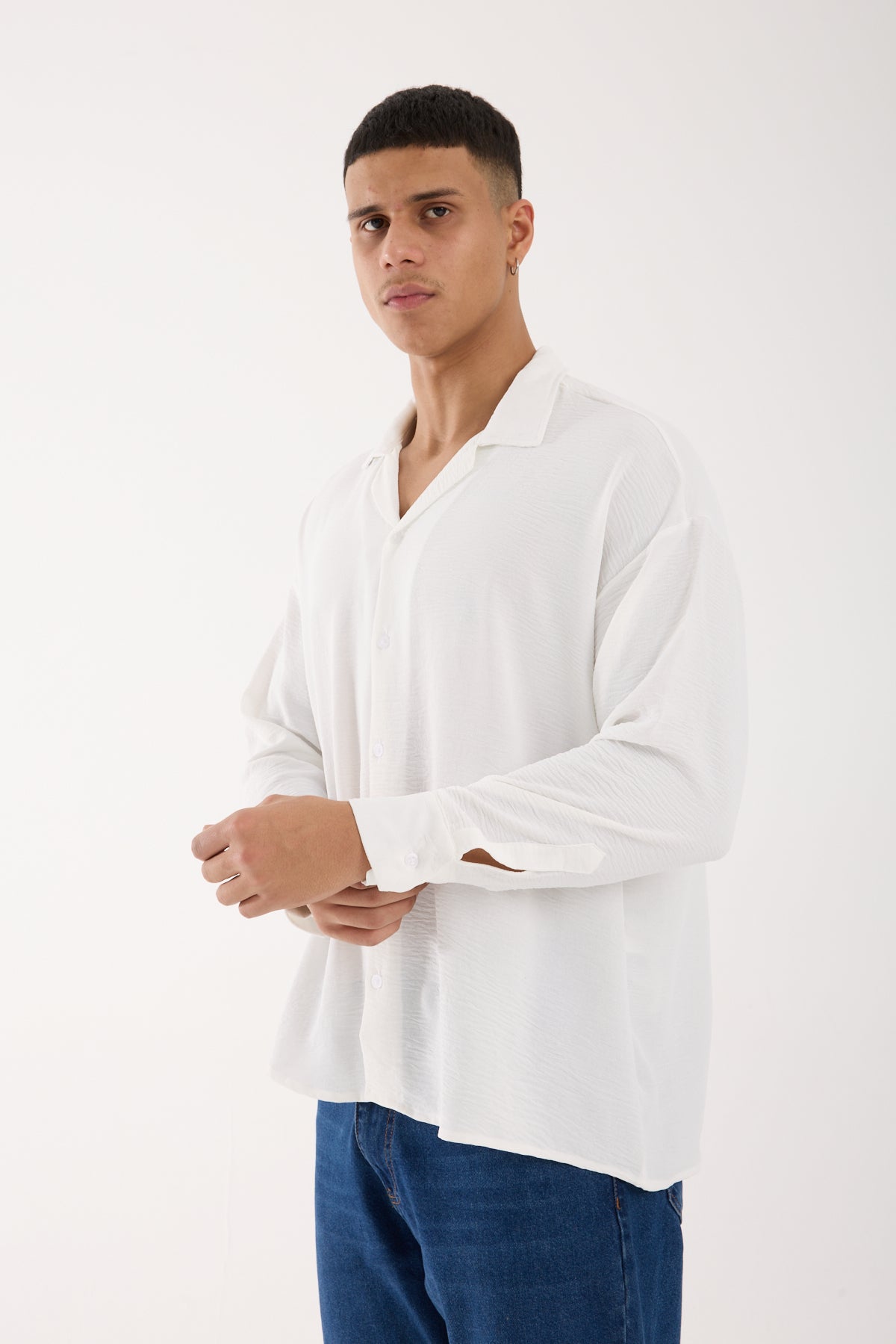 color:white