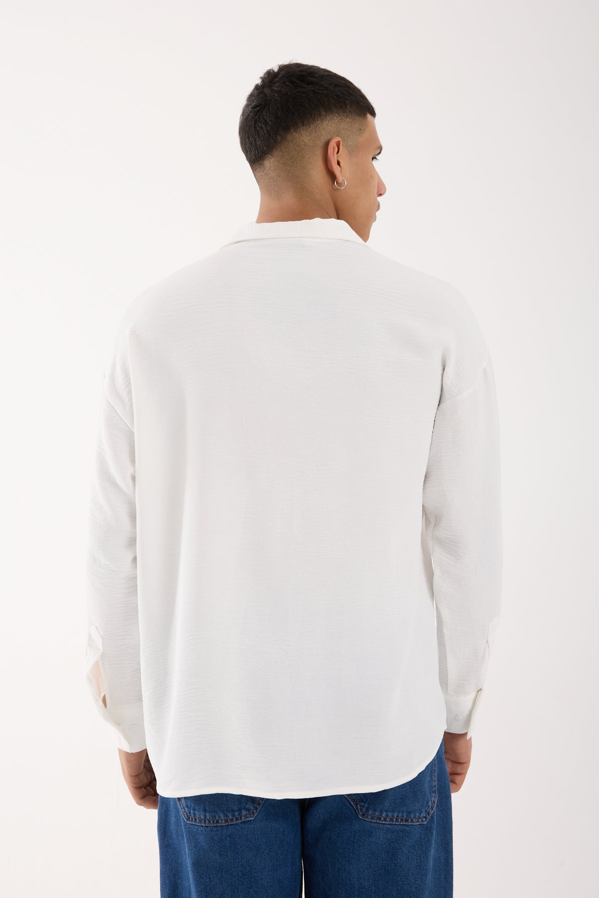 color:white