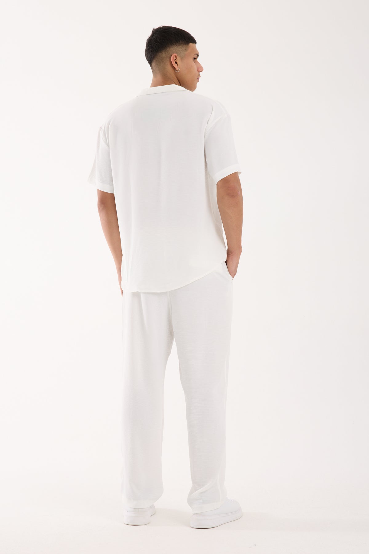 color:white