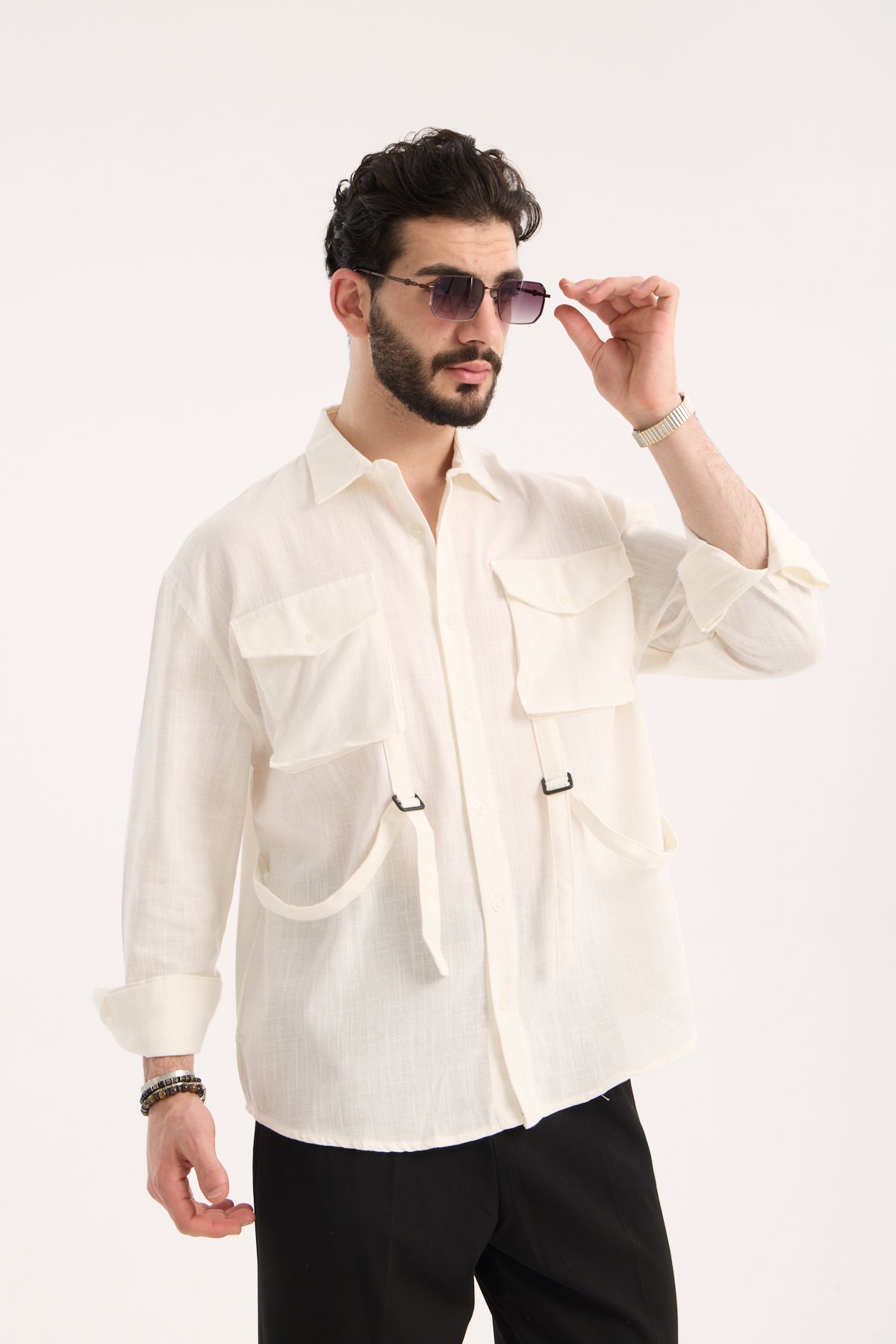 color:white 