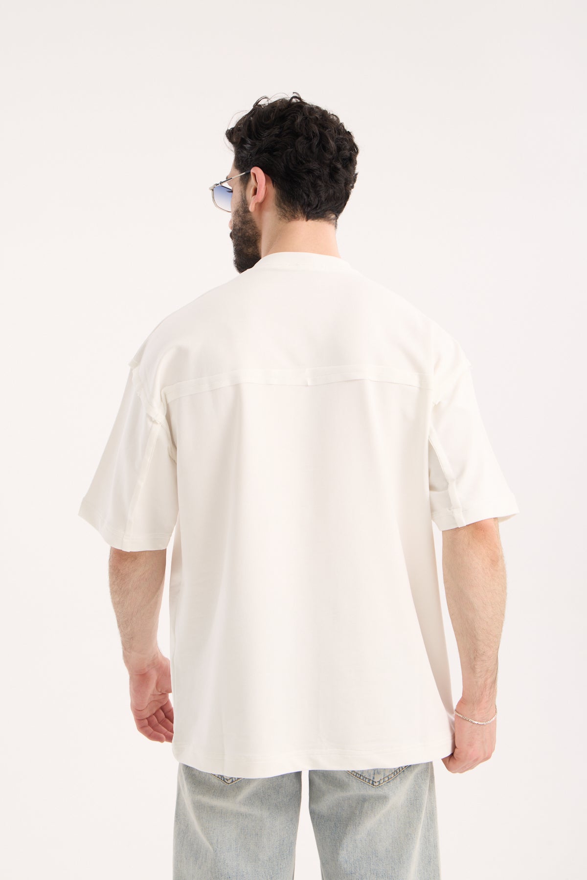 color:white
