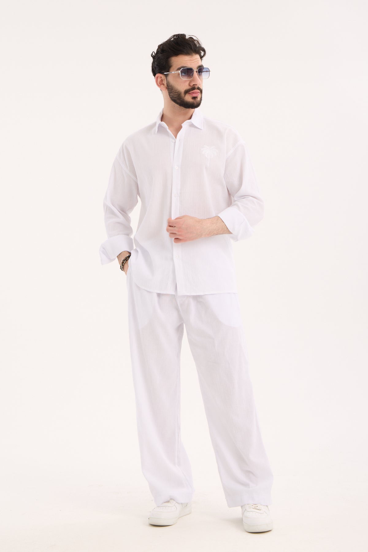 color:white