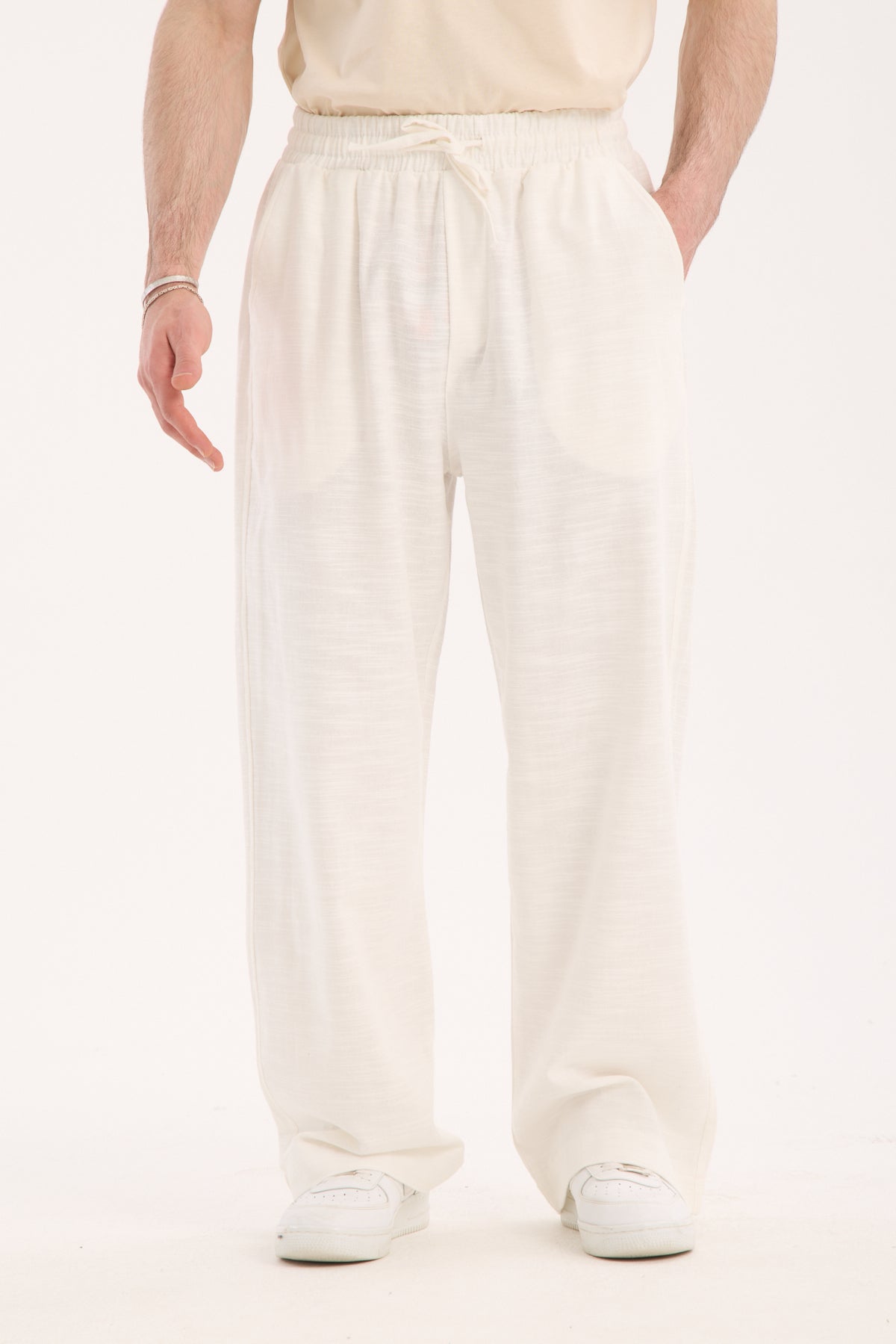 color:white