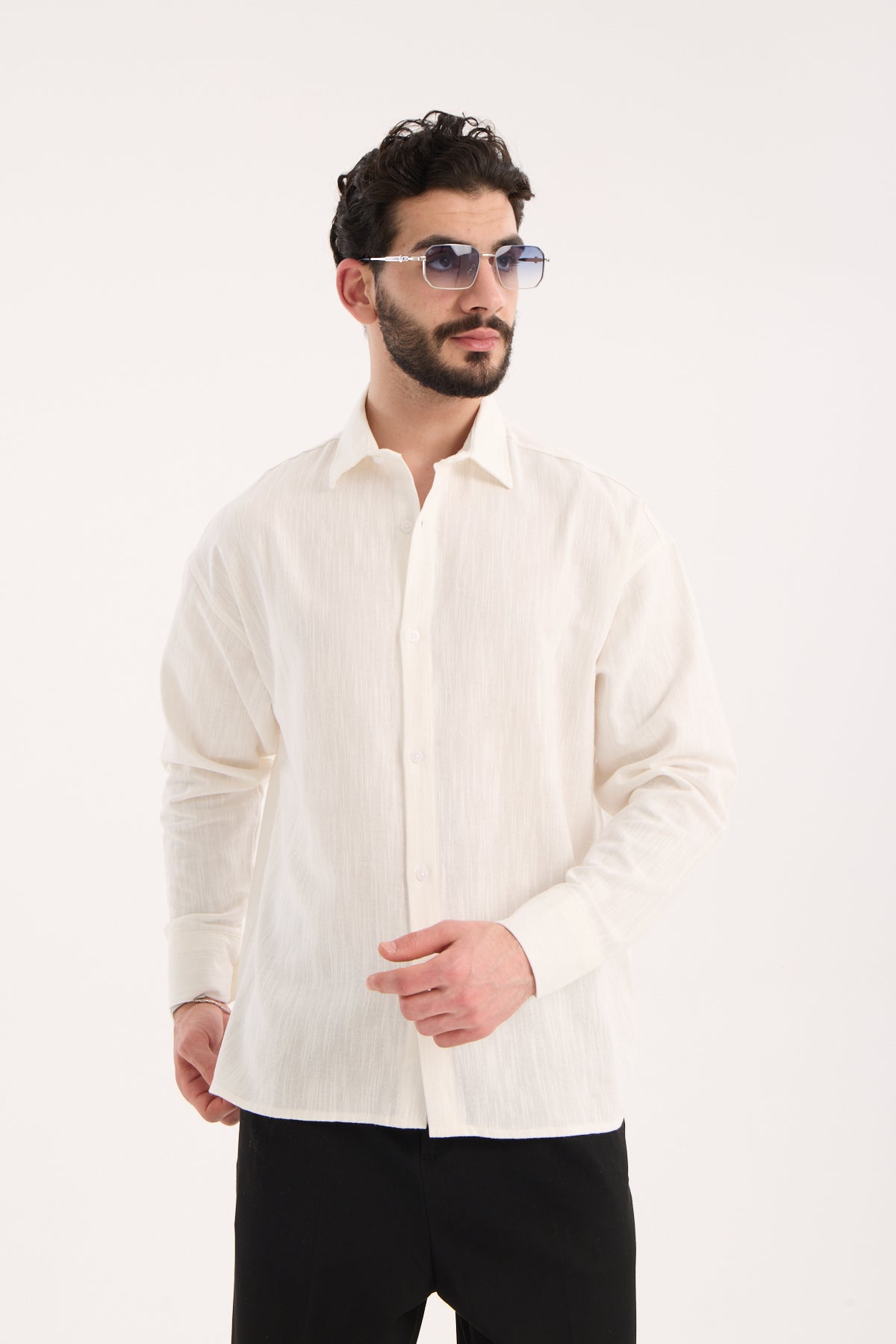 color:white