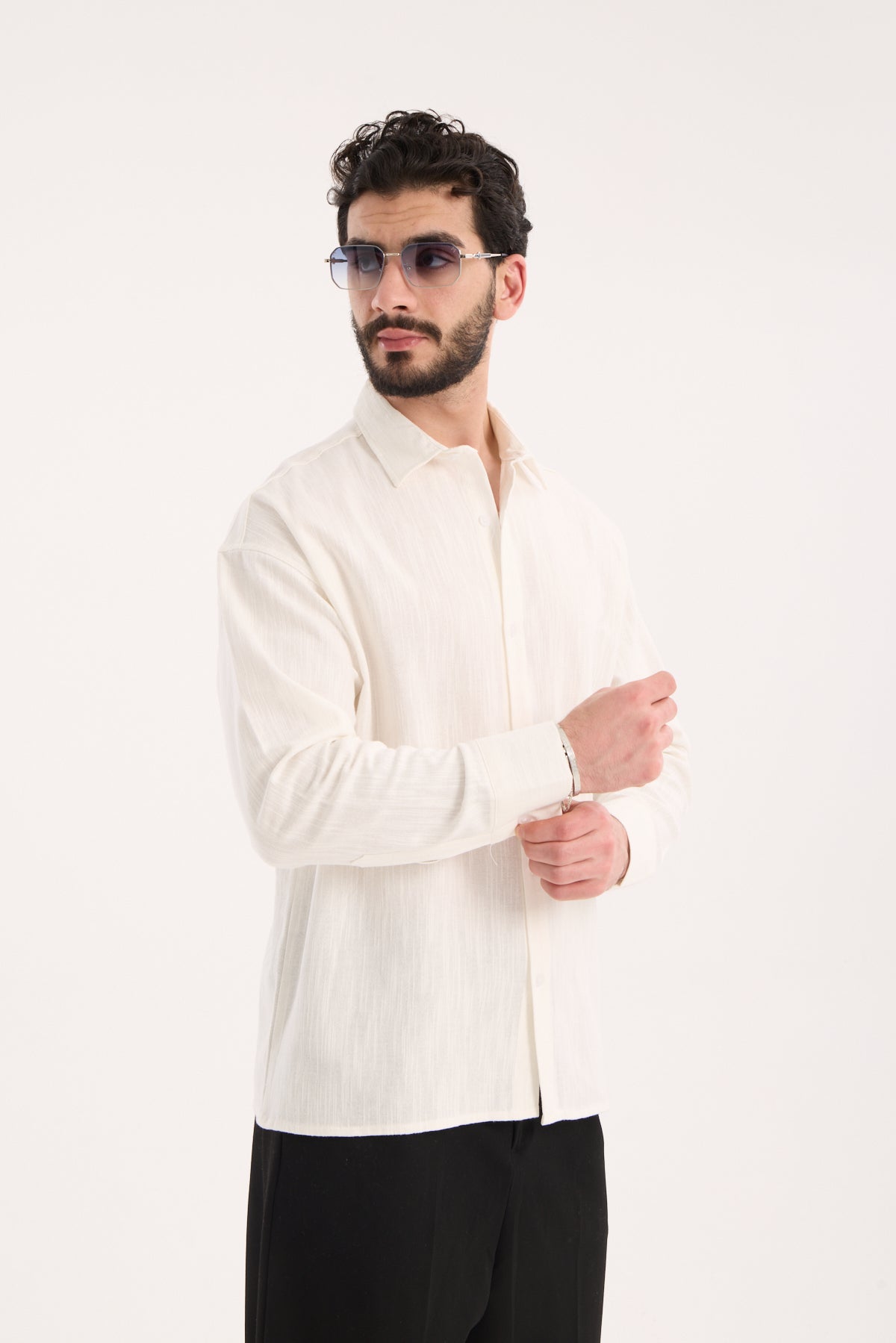 color:white