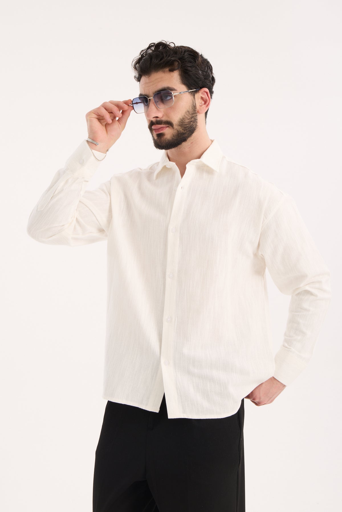 color:white