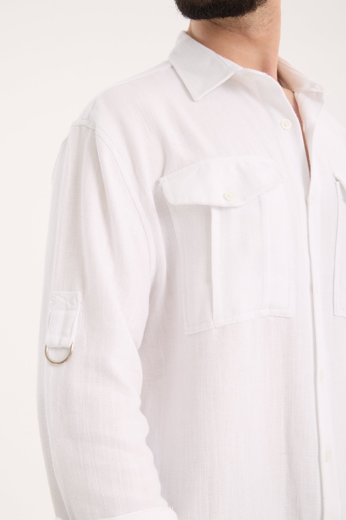 color:white